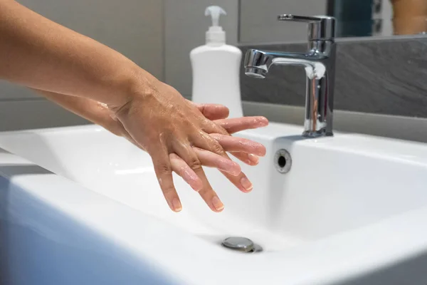 Πλένει Χέρια Τρίβει Σαπούνι Γυναίκα Για Την Πρόληψη Του Ιού — Φωτογραφία Αρχείου