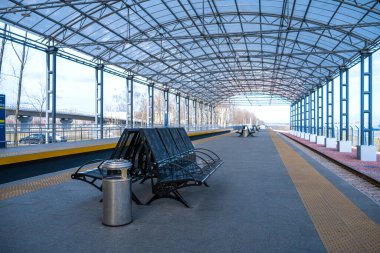 Tren istasyonu, tren istasyonu. Demiryolu. Boş platform. Kyiv / Ukrayna - 02 / 04 / 2020