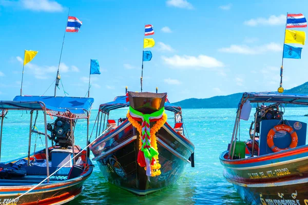 Thailand Logtail Båt Med Dekorationer Fören Båten Förtöjdes Utanför Sandstranden — Stockfoto