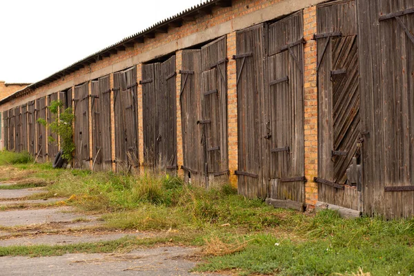 Viejo Establo Puerta Madera Grande Madera Seca Antiguo Edificio Ladrillo — Foto de Stock