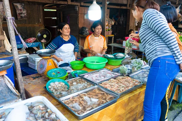 魚市場のカウンターで新鮮な魚介類を海で Samui Tailand 2020 — ストック写真