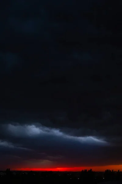 日没の黒い雷雲 明るいオレンジ色の夕日と暗い雲 嵐の空 — ストック写真