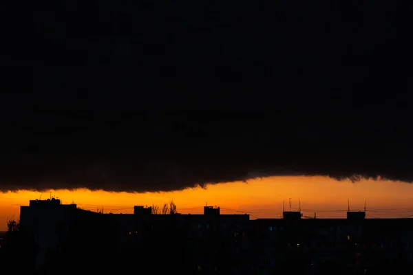 Schwarze Gewitterwolken Bei Sonnenuntergang Leuchtend Orangefarbener Sonnenuntergang Und Dunkle Wolken — Stockfoto