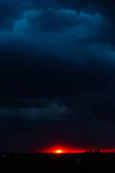 Nubes Negras Atardecer Puesta Sol Naranja Brillante Nubes Oscuras Cielo — Foto de Stock