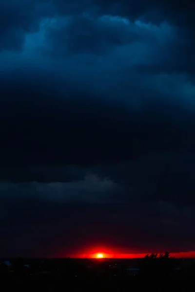 Schwarze Gewitterwolken Bei Sonnenuntergang Leuchtend Orangefarbener Sonnenuntergang Und Dunkle Wolken — Stockfoto