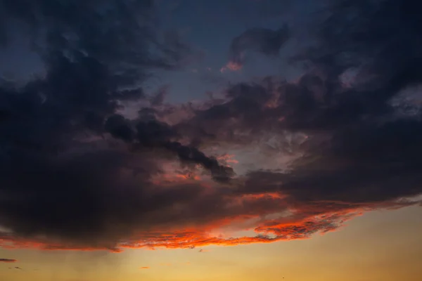 Nubes Negras Atardecer Puesta Sol Naranja Brillante Nubes Oscuras Cielo — Foto de Stock