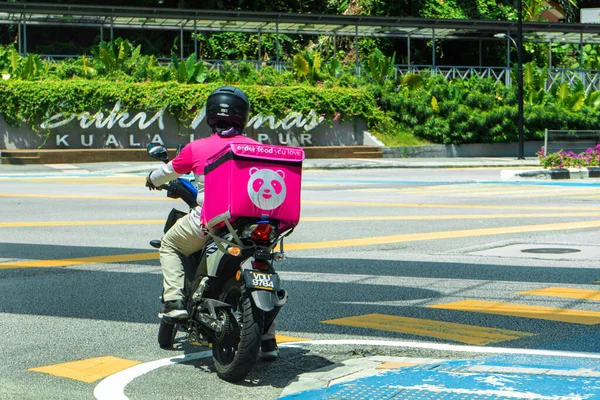 马来西亚流行的骑自行车送餐服务的信使 食品订购回家 吉隆坡 马来西亚 2020 — 图库照片