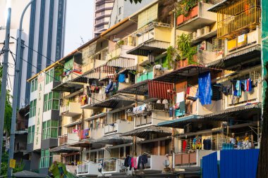Fakir bir bölgede eski bir ev. Giysiler balkonda kurumuş. Kuala Lumpur / Malezya - 04.17.2020