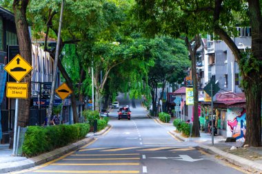 Kuala Lumpur sokakları. Modern Malezya. Büyük bir metropolün güzel temiz sokakları. Kuala Lumpur / Malezya - 04.17.2020