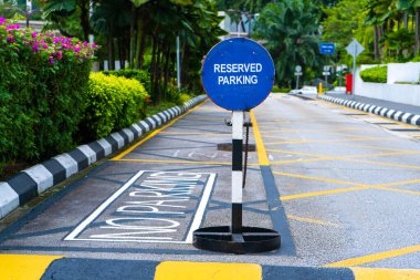 Park yerini kapatan işaretler kapatmış..