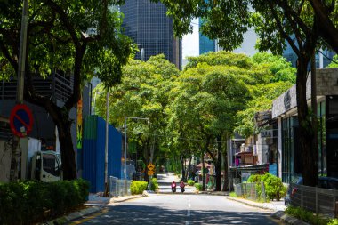 Kuala Lumpur sokakları. Modern Malezya. Büyük bir metropolün güzel temiz sokakları. Kuala Lumpur / Malezya - 04.17.2020