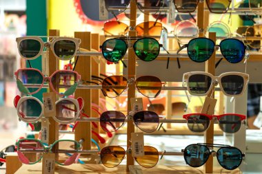 Özel bir mağazada güneş gözlüğü gösterisi. Güneş gözlüğü dükkanı. Kuala Lumpur / Malezya - 03.17.2020