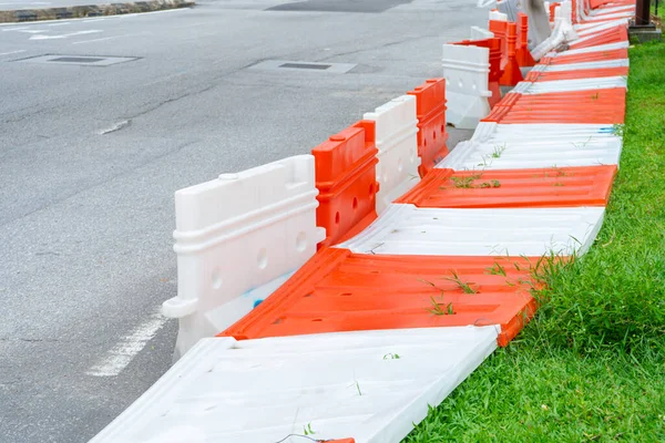 Plastikowe Bloki Ograniczające Przejazd Samochodów Podczas Prac Remontowych Bezpieczne Plastikowe — Zdjęcie stockowe