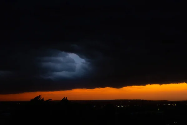 Nuvole Nere Tramonto Tramonto Arancione Brillante Nuvole Scure Cielo Tempesta — Foto Stock