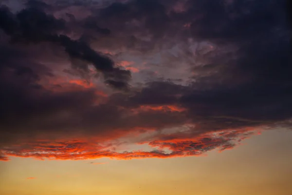 Černé Bouřkové Mraky Při Západu Slunce Jasně Oranžový Západ Slunce — Stock fotografie