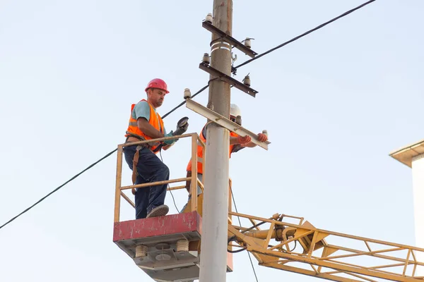 Elektriciens Pilaren Monteren Houder Voor Hoogspanningsleiding Professionele Elektriciens Werken Aan — Stockfoto