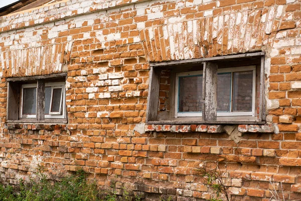 小木制窗户的破旧红砖屋 — 图库照片