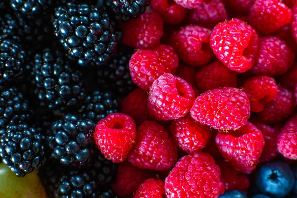 树莓和黑桑树的特写分框 夏天维生素 甜浆果 — 图库照片