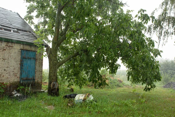 Zware Regenval Buurt Van Een Oud Verlaten Huis Een Afgelegen — Stockfoto
