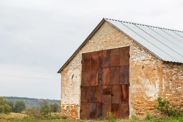 旧红砖机库 大门很大 由锈蚀的金属制成 农村产品仓库 — 图库照片