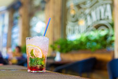 Sıcak bir yaz gününde ezilmiş buzla mojito içiyorum..