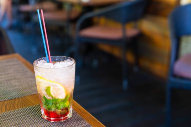 Sıcak bir yaz gününde ezilmiş buzla mojito içiyorum..