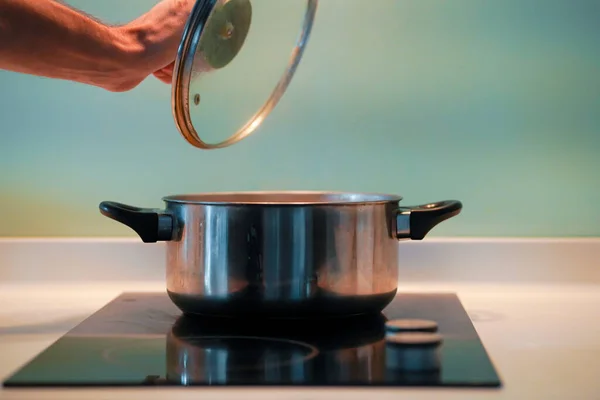 스토브 위에서 냄비에서 수프를 요리하는 — 스톡 사진