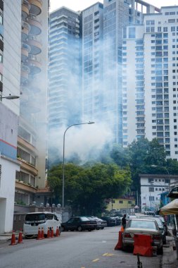 Odanın dezenfeksiyonu. Bir sürü duman kazıyıcı böcek. Kuala Lumpur / Malezya - 04.27.2020
