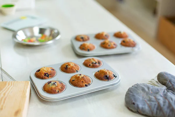 Pasticcere Tirato Fuori Muffin Appena Sfornati Una Teglia Forno Sul — Foto Stock