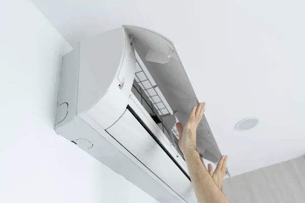 Guy Cleans Filter Home Air Conditioner Dust Very Dirty Air — Stock Photo, Image