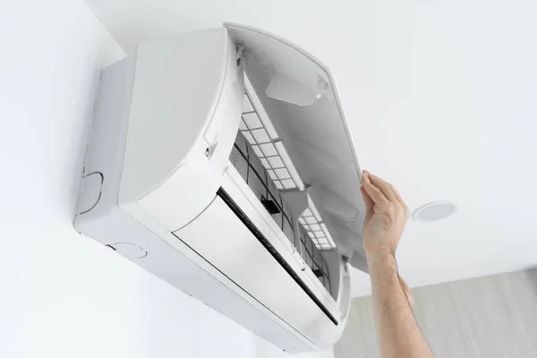 Guy Cleans Filter Home Air Conditioner Dust Very Dirty Air — Stock Photo, Image