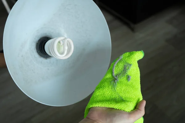 Limpiando Casa Limpie Polvo Con Trapo Verde Lámpara Pie Bombilla —  Fotos de Stock