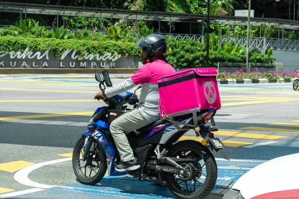 马来西亚流行的骑自行车送餐服务的信使 食品订购回家 吉隆坡 马来西亚 2020 — 图库照片