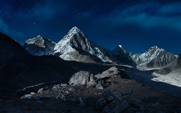 在山里的夜晚 免版税图库图片