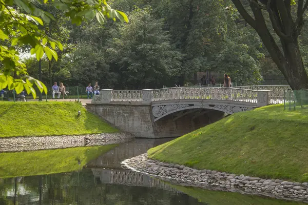 Чугунный мост в Михайловском саду, идиллический парк в центре — стоковое фото