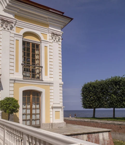 Peterhof Park och Pavilion "Hermitage" på baltiska havet, — Stockfoto