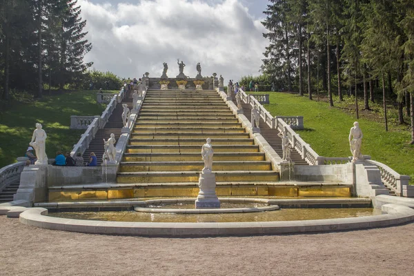 Peterhof Golden Kaskádová fontána. — Stock fotografie