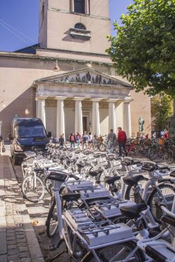 Park edilmiş kamu Bisiklet ve Üniversite binaları Latin Quarter, Kopenhag, Danimarka. 