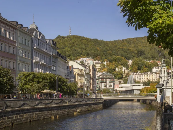Tepla River Promenade View in Karlovy Vary aka Carlsbad, Czech famoso lugar SPA — Fotografia de Stock
