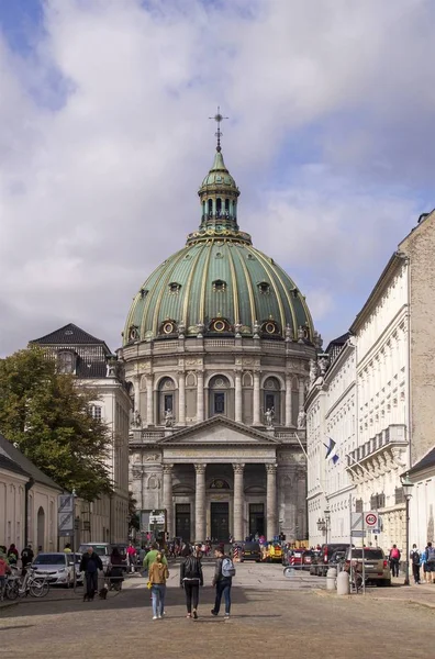 Turister framför Frederiks-kyrkan, populärt kallad den — Stockfoto