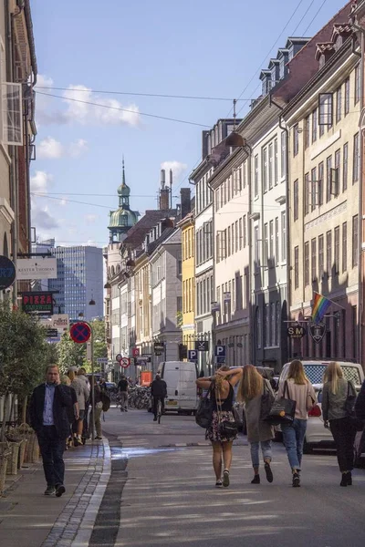 Latem dzień scena Street w zabytkowej części miasta Kopenhaga, Dania — Zdjęcie stockowe