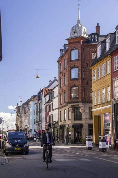 Rowerzysta na wąskiej uliczce w centrum Kopenhaga Dania — Zdjęcie stockowe