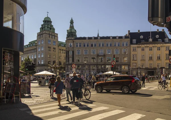 Pedestrians in central Copenhagen Gammeltorv . Copenhagen Denmark — Stock Photo, Image