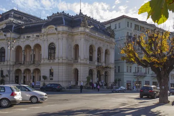 Театр йти в Карлові Вари. Карлові Вари (Карлові Вари) є всесвітньо відомою — стокове фото