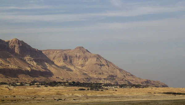 在死海附近的朱迪亚沙漠山景观。全景 V — 图库照片