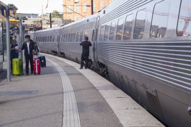 Tren istasyonu ve yüksek hızlı banliyö tren. (Copenhagen stat