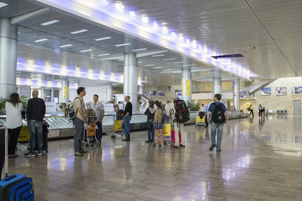 Pasażerów po prostu każdy zakątek miasta w Ben Gurion Lotnisko czeka lug — Zdjęcie stockowe