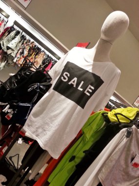 Modern büyük alışveriş merkezi mağaza, Restoran ve kafe ile. Bulanık kavramsal görüntü