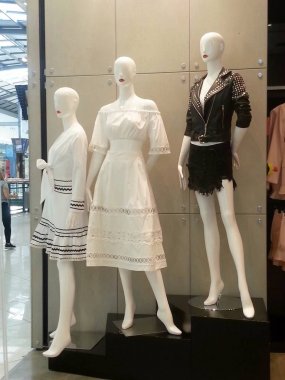 Yeni moda alışveriş merkezi ile dükkanda ekranda mankenler