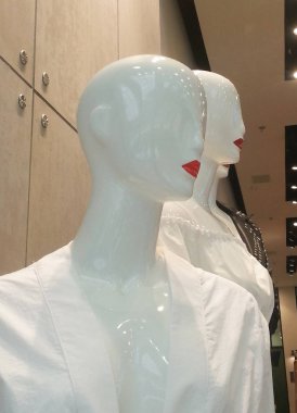 Mankenler g alışveriş yeni moda ile dükkanda ekranda